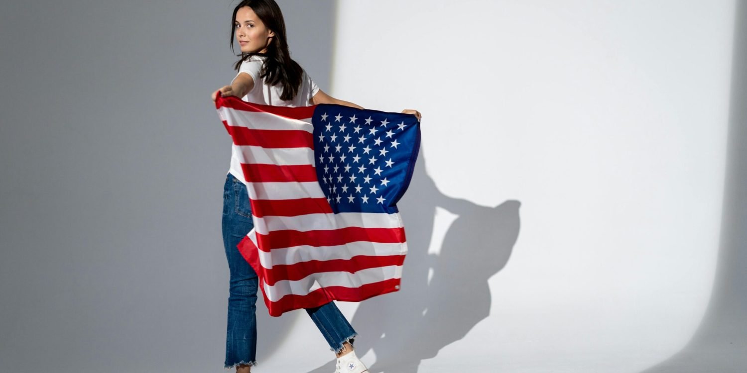 ExtraOrdinary Model mit amerikanischer Flagge